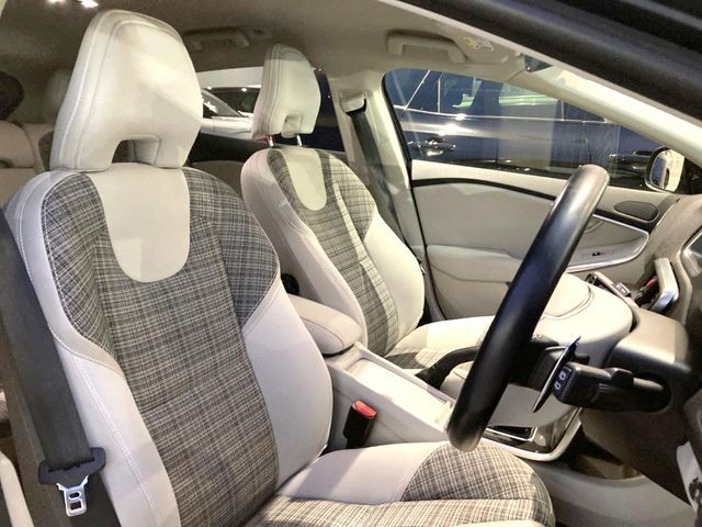 VOLVO V40 2019 Image 31