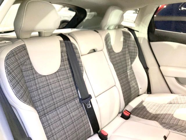 VOLVO V40 2019 Image 31