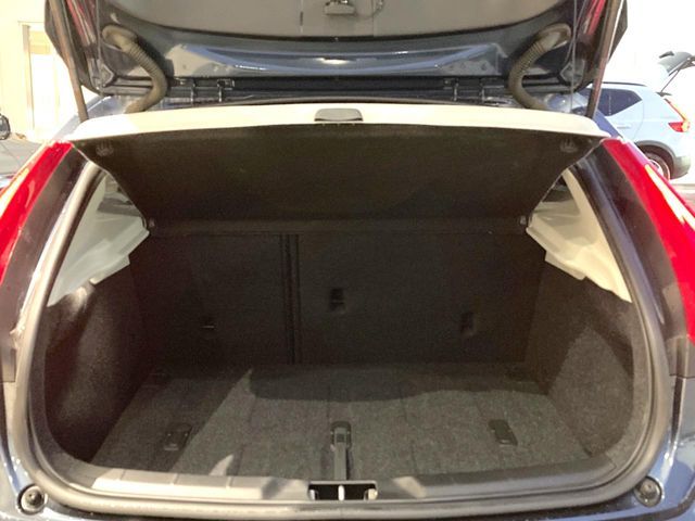 VOLVO V40 2019 Image 31