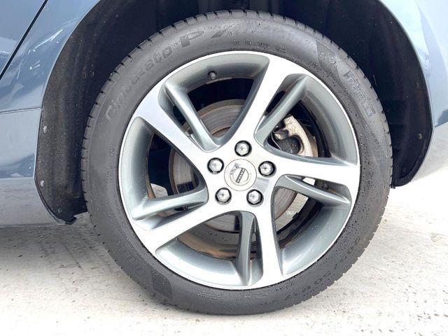 VOLVO V40 2019 Image 31