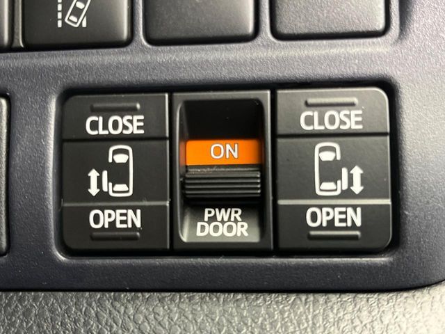 TOYOTA VOXY 2016 Image 31