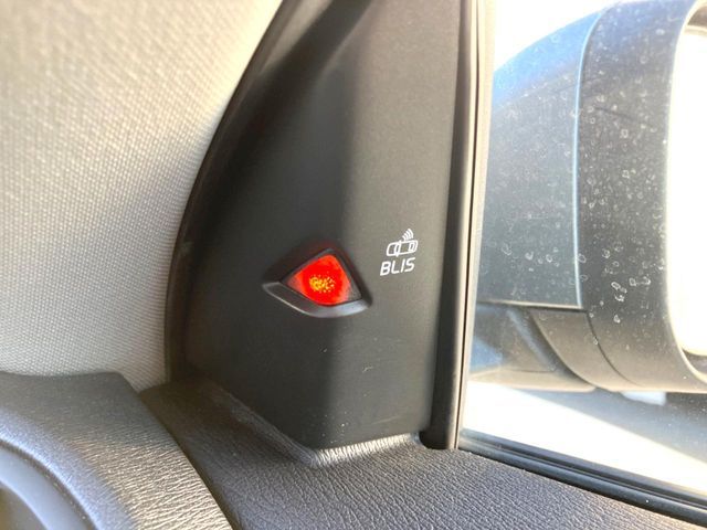 VOLVO V40 2017 Image 31