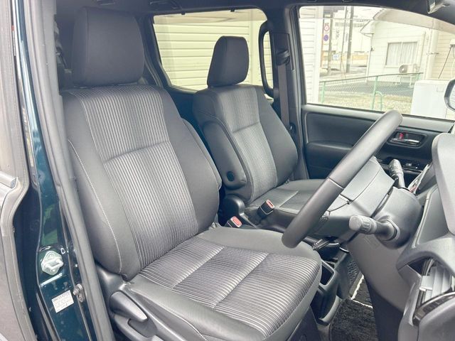 TOYOTA VOXY HYBRID 2019 Image 31