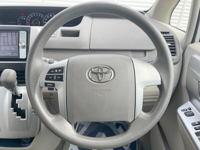 TOYOTA NOAH 2011 Image 31