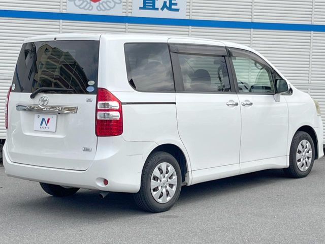 TOYOTA NOAH 2011 Image 31