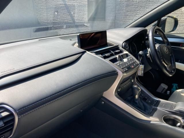 TOYOTA LEXUS NX300H 2017 Image 31