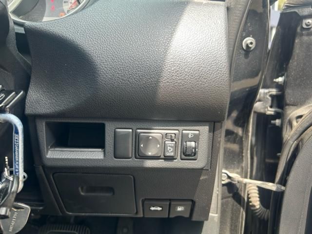 NISSAN TIIDA 2010 Image 31