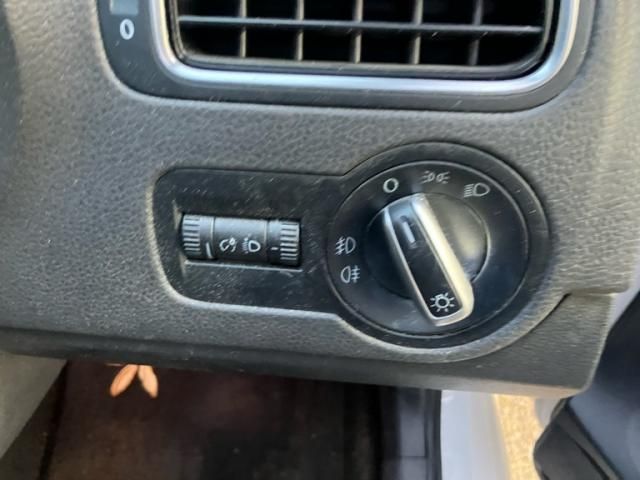 VOLKSWAGEN POLO 2011 Image 31