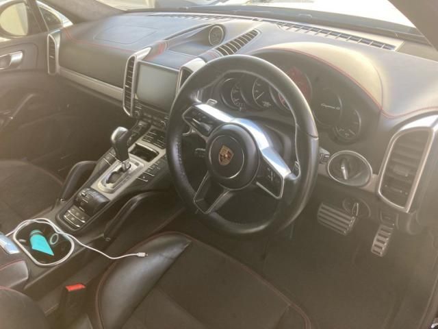 PORSCHE CAYENNE 2017 Image 31