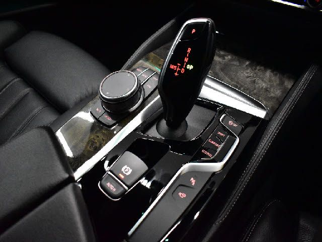 BMW 5SERIES SEDAN 2019 Image 31