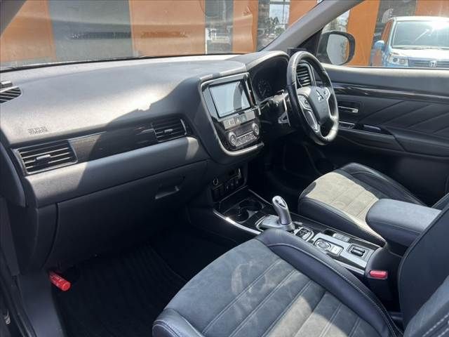 MITSUBISHI OUTLANDER PHEV 2017 Image 31