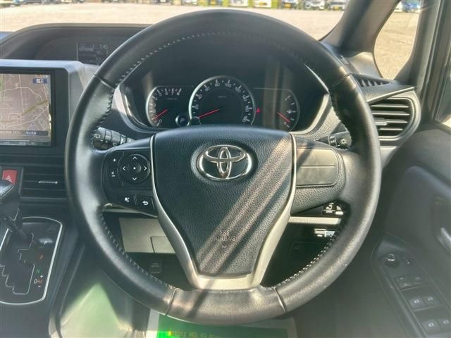 TOYOTA VOXY 2014 Image 31