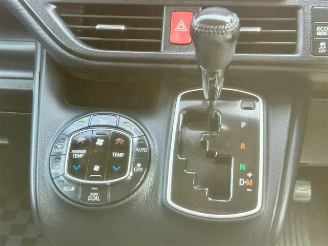 TOYOTA VOXY 2014 Image 31