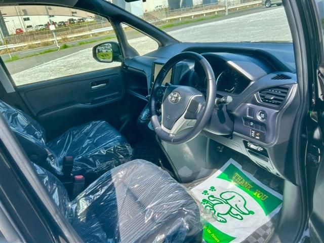 TOYOTA VOXY 2014 Image 31