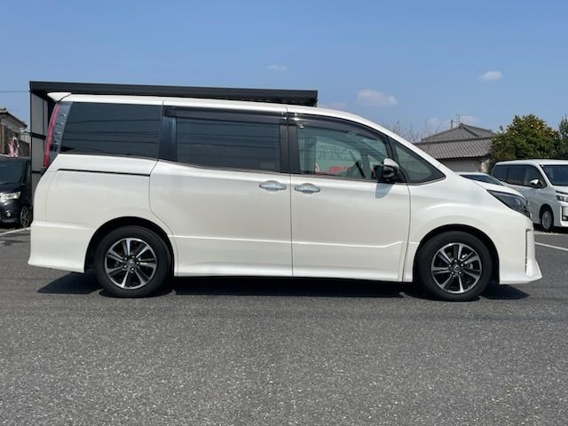 TOYOTA NOAH 2018 Image 31