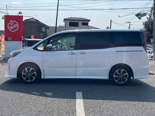 TOYOTA NOAH 2018 Image 31