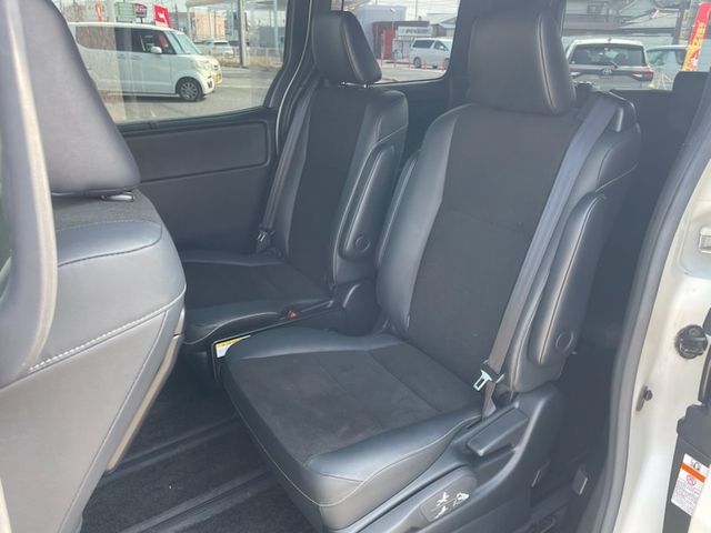 TOYOTA NOAH 2018 Image 31