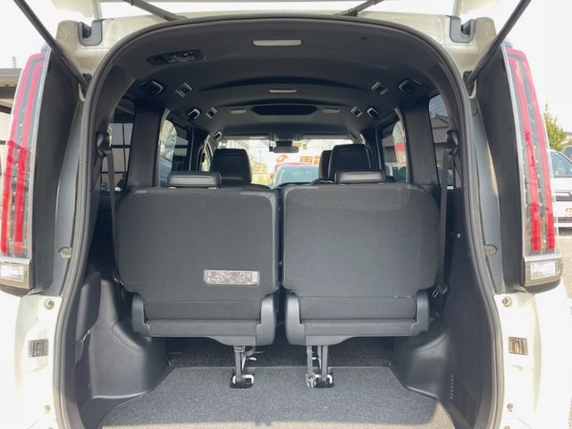 TOYOTA NOAH 2018 Image 31