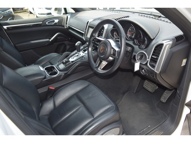 PORSCHE CAYENNE 2016 Image 31