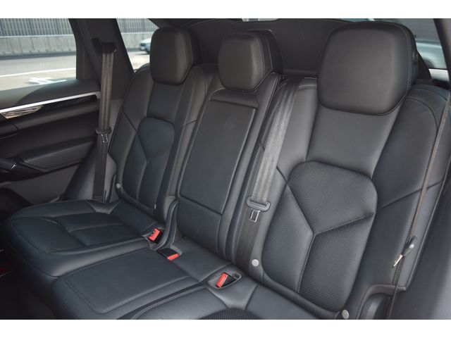PORSCHE CAYENNE 2016 Image 31