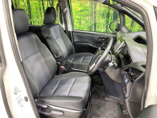 TOYOTA VOXY HYBRID 2016 Image 31