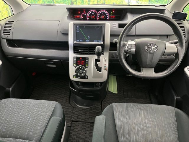 TOYOTA VOXY 2012 Image 31
