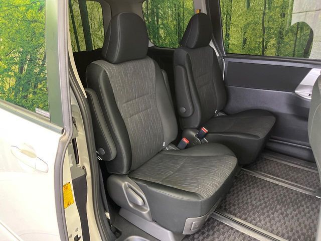 TOYOTA VOXY 2012 Image 31