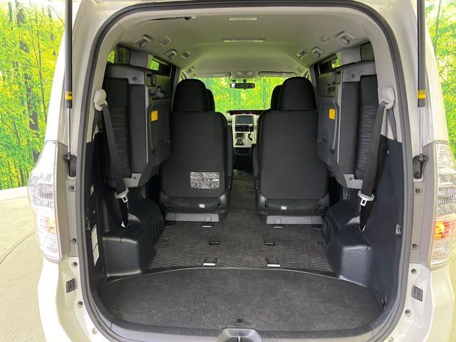 TOYOTA VOXY 2012 Image 31