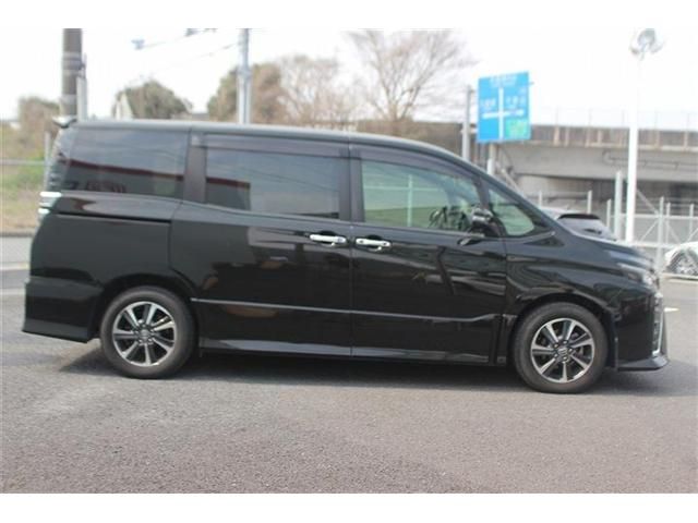 TOYOTA VOXY 2017 Image 31