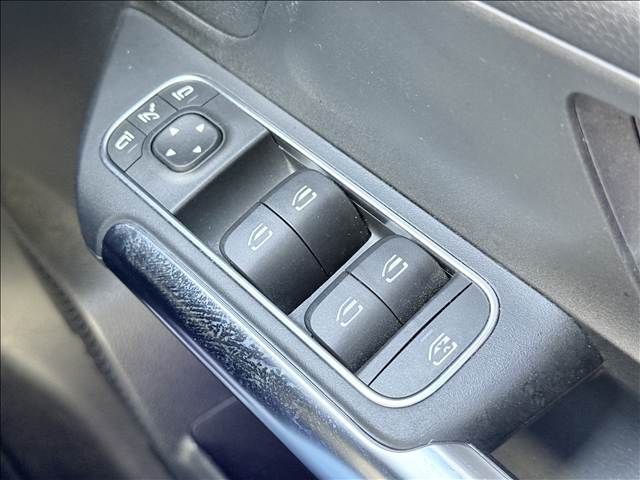 MERCEDES BENZ EQA 2021 Image 31