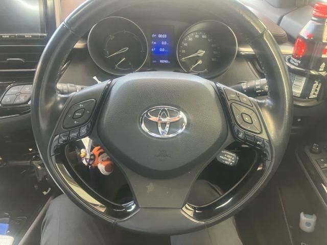 TOYOTA C-HR 2017 Image 31