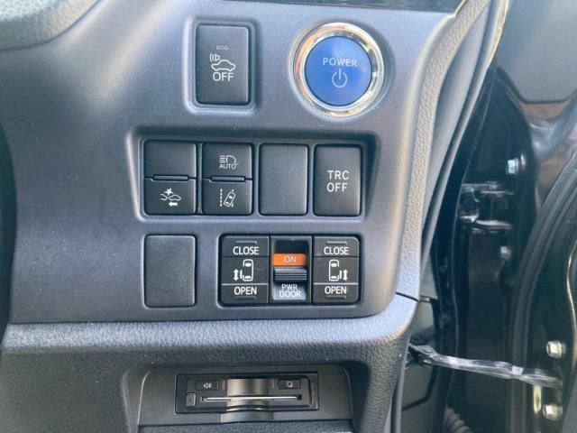 TOYOTA VOXY HYBRID 2016 Image 31