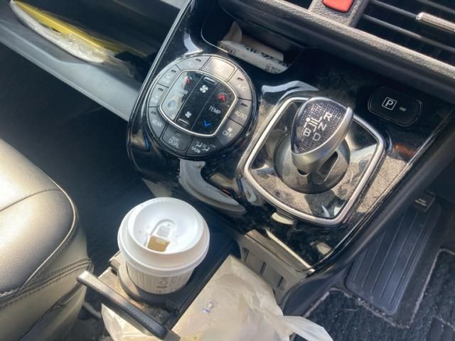 TOYOTA VOXY HYBRID 2016 Image 31