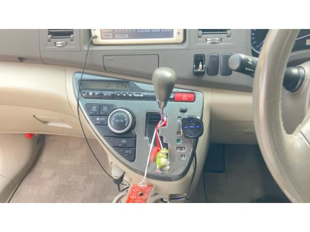 TOYOTA ISIS 2010 Image 31