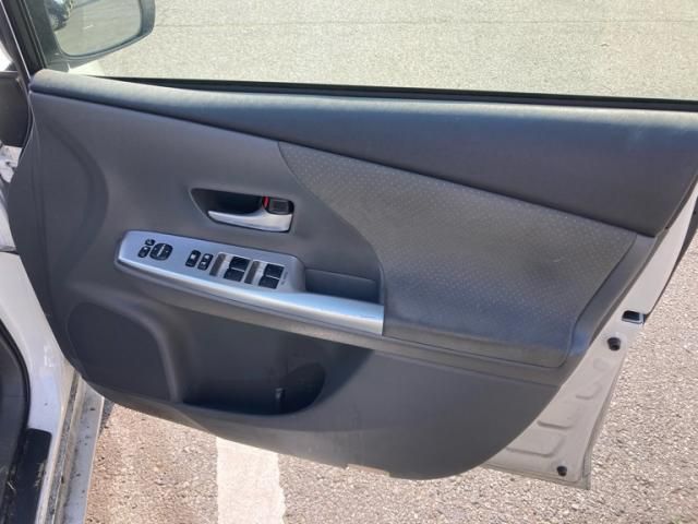 TOYOTA PRIUS ALPHA 2012 Image 31