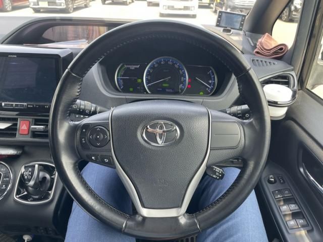 TOYOTA VOXY HYBRID 2017 Image 31