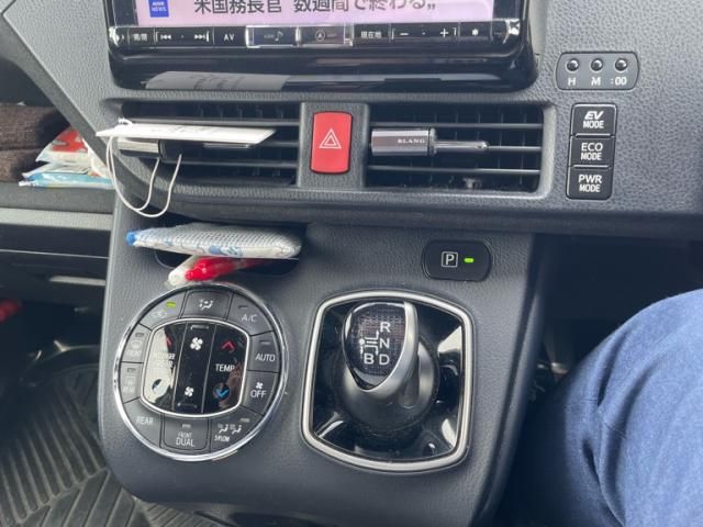 TOYOTA VOXY HYBRID 2017 Image 31