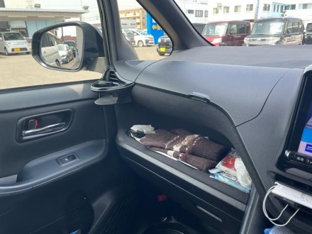 TOYOTA VOXY HYBRID 2017 Image 31