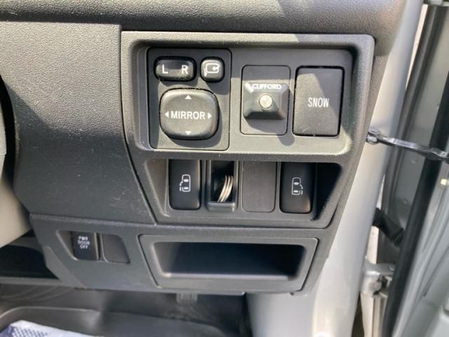 TOYOTA SIENTA 2010 Image 31