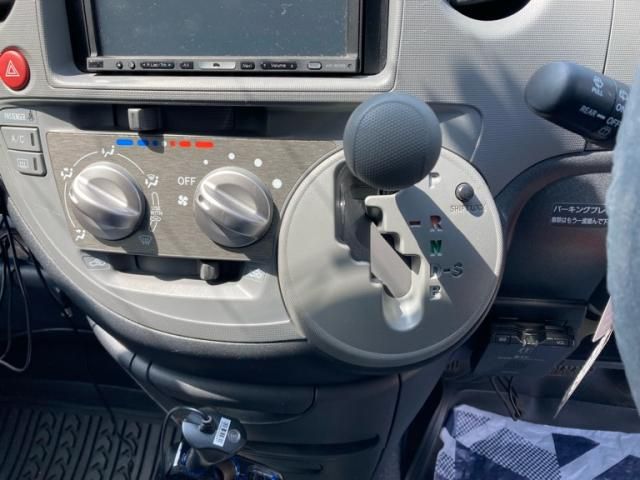 TOYOTA SIENTA 2010 Image 31