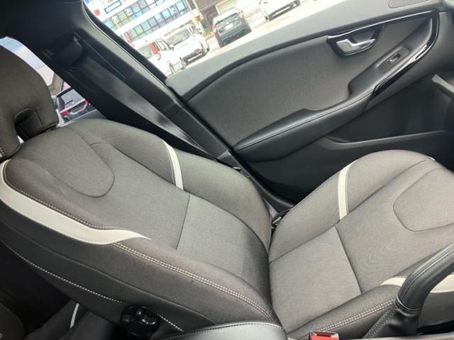 VOLVO V40 2019 Image 31