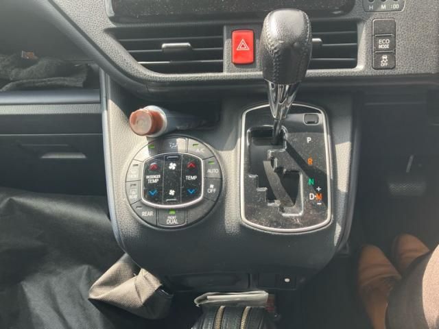 TOYOTA VOXY 2016 Image 31