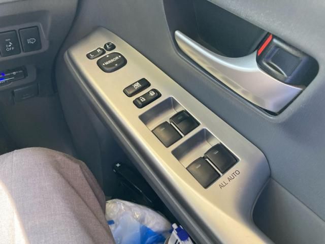 TOYOTA PRIUS ALPHA 2013 Image 31