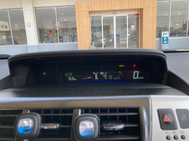 TOYOTA PRIUS ALPHA 2013 Image 31