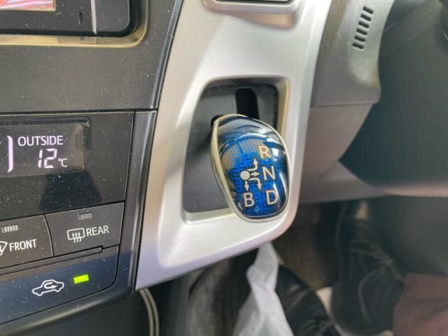 TOYOTA PRIUS ALPHA 2013 Image 31