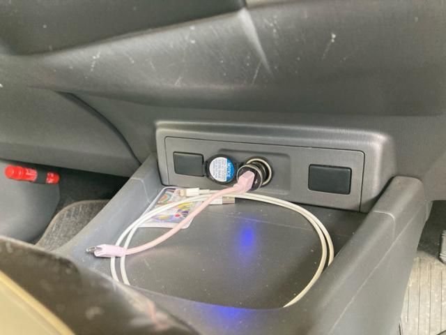 TOYOTA PRIUS ALPHA 2013 Image 31