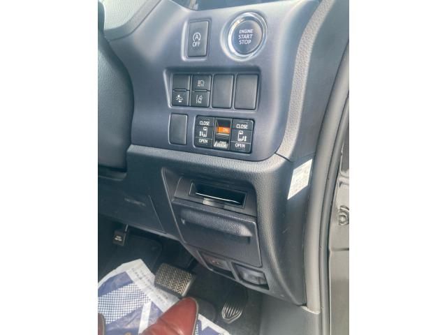 TOYOTA VOXY 4WD 2017 Image 31