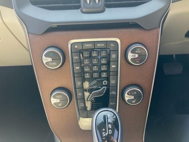 VOLVO V40 2017 Image 31