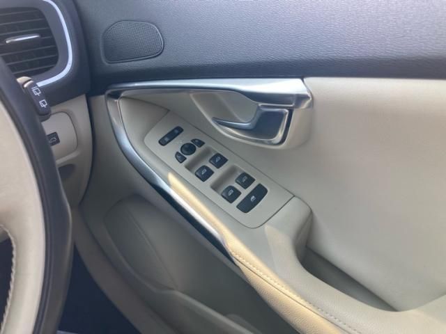 VOLVO V40 2017 Image 31