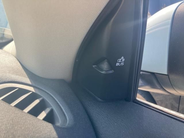 VOLVO V40 2017 Image 31